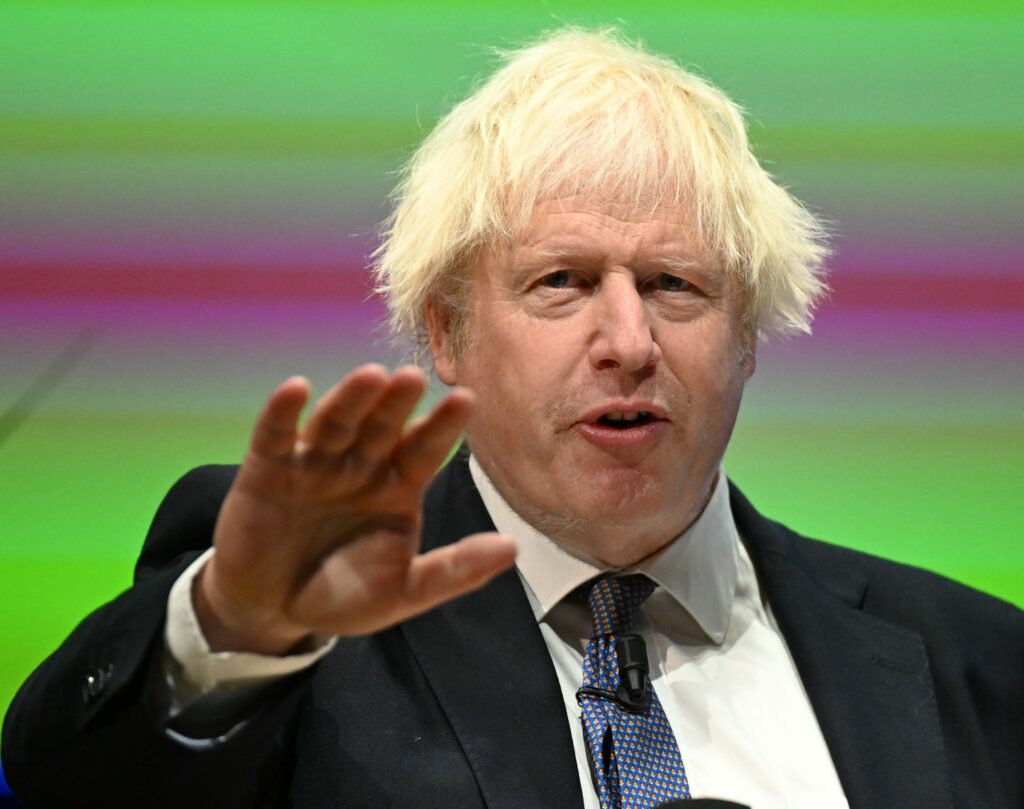 Fostul premier britanic Boris Johnson îl atacă pe Putin după ce trenul în care se afla a fost aproape să fie lovit de o dronă rusească