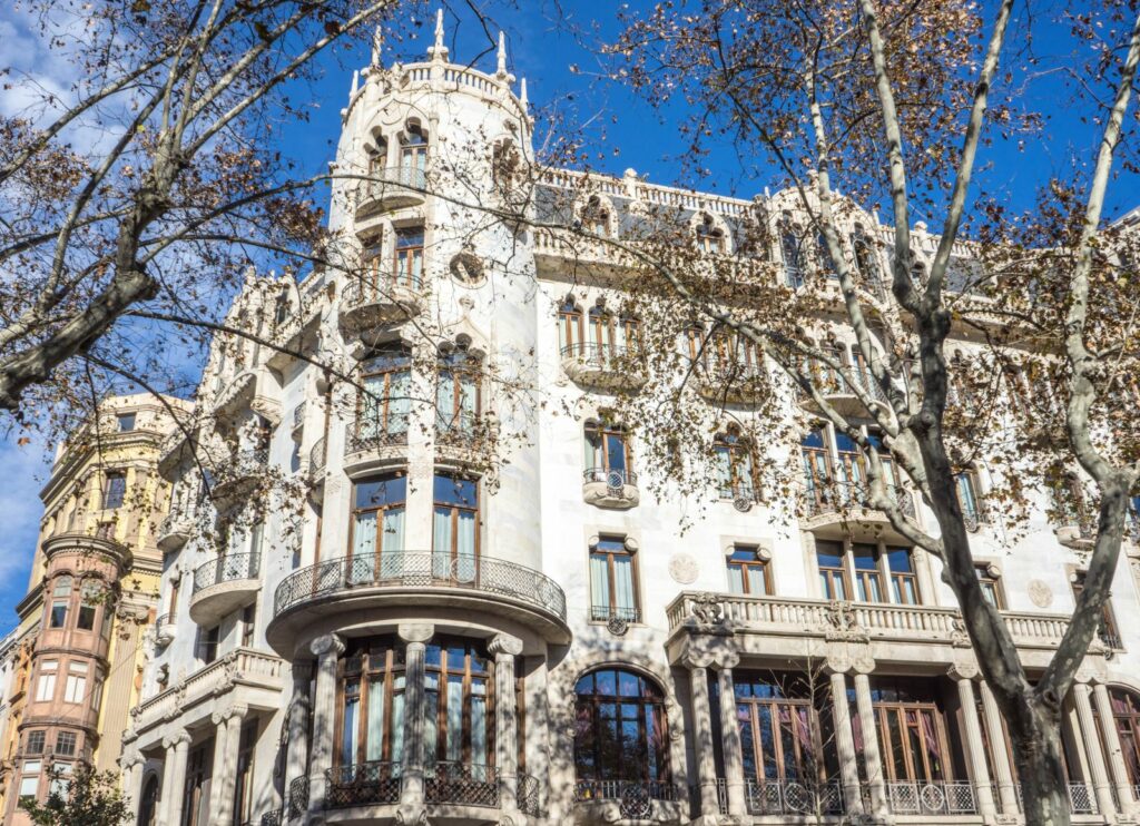 Turist înjunghiat în gât într-un hotel de cinci stele din Barcelona. Poliția îi caută pe cei trei atacatori