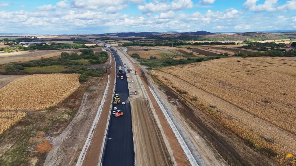 Un lot din Autostrada A3 Transilvania, început în urmă cu 22 de ani, este la un pas de inaugurare cu cinci luni înainte de termen