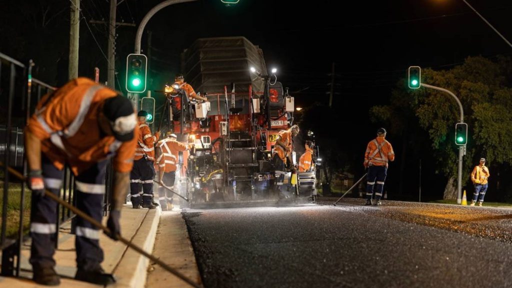Au luat 136.000 de pahare de cafea și 1.200.000 de sticle și au făcut drumuri din ele. Acum, poluarea a scăzut cu 24%, în Australia