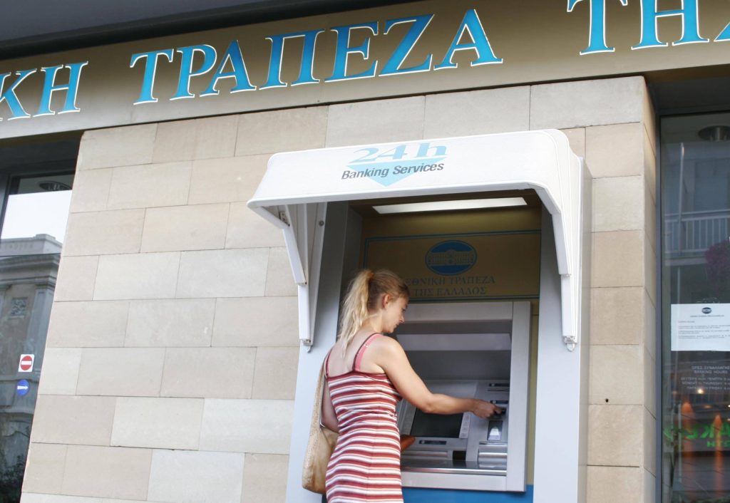 Grecia mărește cu 32 de euro salariul minim din care trăiesc sute de mii de persoane. La ce nivel se va ajunge