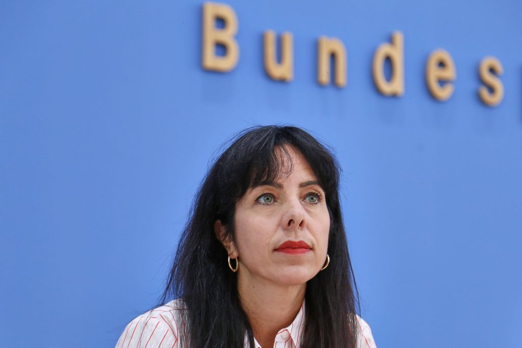 Lidera de etnie turcă a stângii radicale, posibil primar al Berlinului. Naționalizări în masă, dar și asigurări pentru evrei