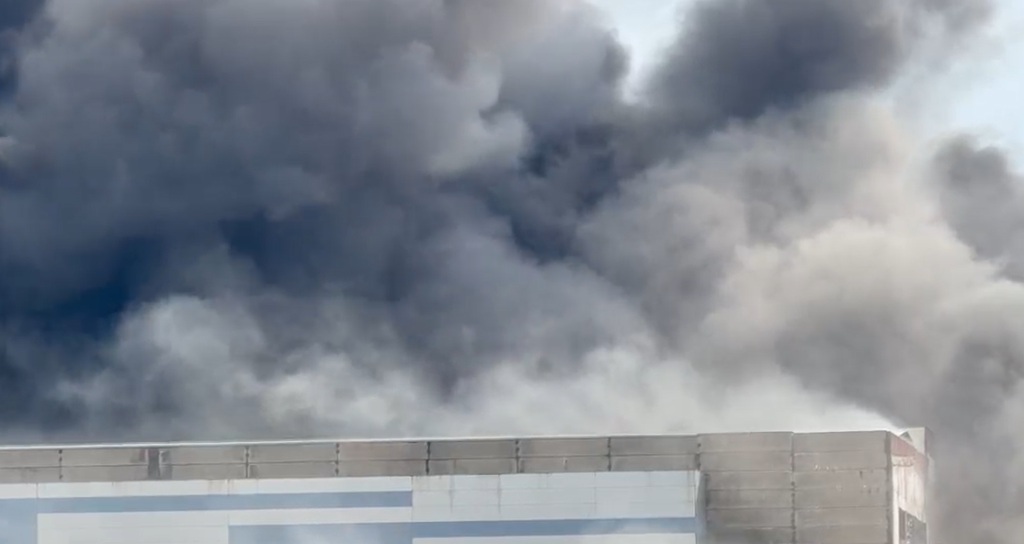 VIDEO Incendiu la o fabrică de celuloză din municipiul Drobeta-Turnu Severin / Focul se manifestă pe aproximativ 20.000 de metri pătrați / Autoritățile au emis mesaj Ro-Alert