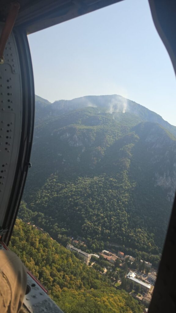 Incendii de vegetăție în Caraș-Severin: pompierii cu ajutor aerian