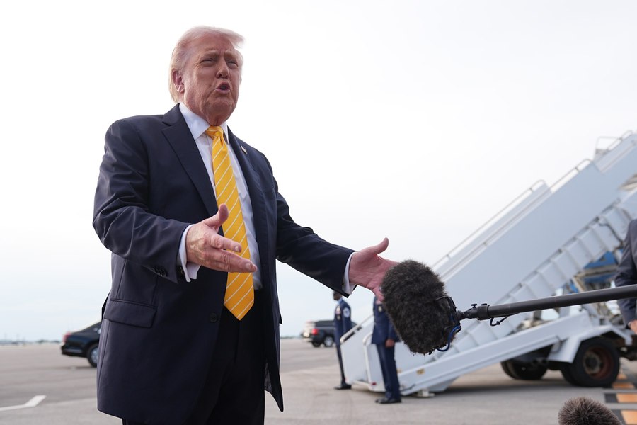 Cădere liberă în sondaje pentru Trump, în ciuda campaniei de rebranduire a simbolurilor SUA