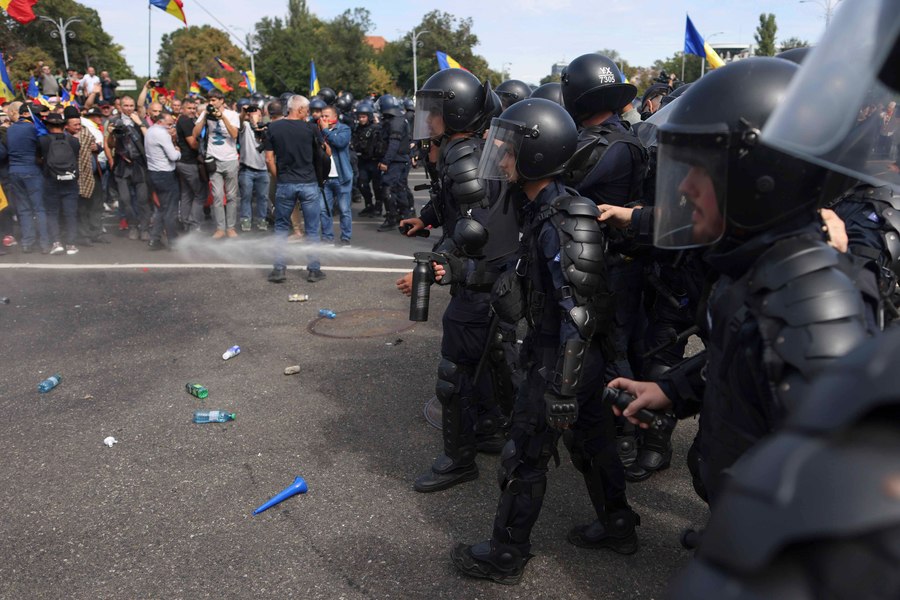 27 de persoane, reținute în dosarul violențelor de la protestul oierilor din Piața Victoriei. 24 sunt vizate de propuneri de arestare