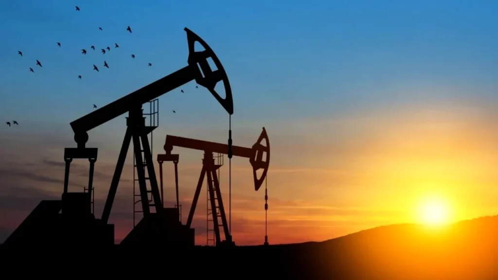 Petrolul trece 100 dolari: cât va costa benzina în România?