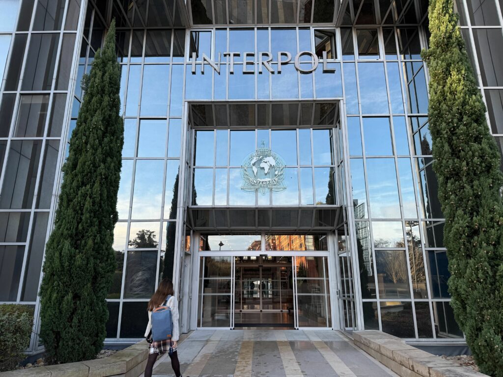 Premieră Interpol: femei au arestat doi evadați din Franța în Algeria
