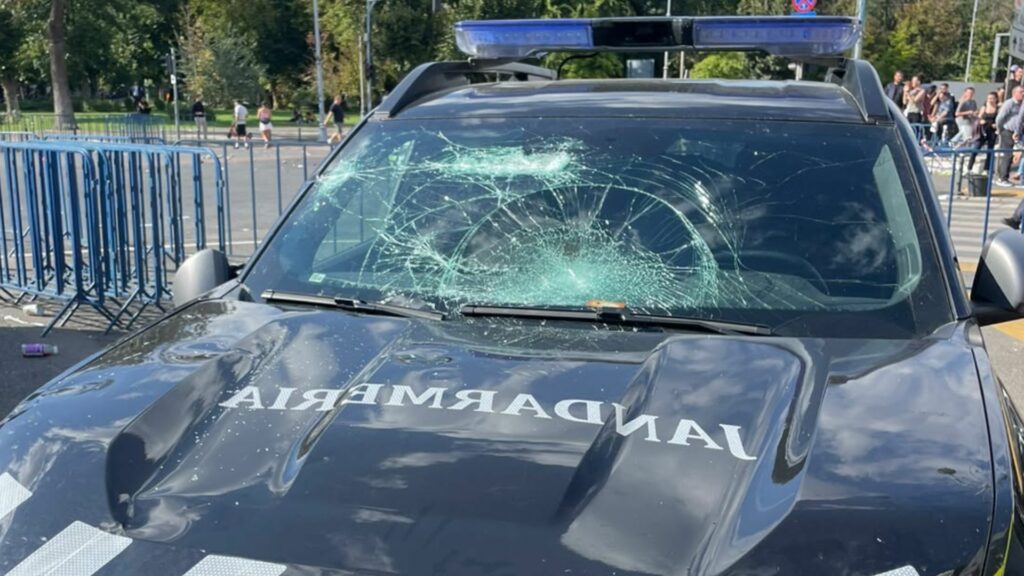 Autospeciala Jandarmeriei distrusă de protestatari în Capitală