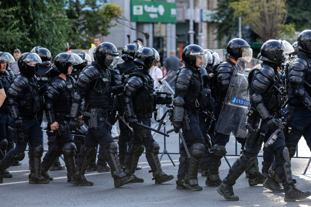 Alți cinci suspecți, reținuți după violențele de la protestul din Piața Victoriei. Unul ar fi lovit un jandarm