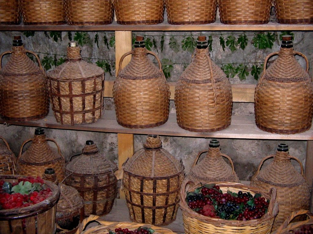 Doi vasluieni, intoxicați cu gazul provenit de la fermentarea vinului / Au fost salvați de pompieri dintr-un beci la Bârlad / Sfaturile salvatorilor pentru producătorii amatori