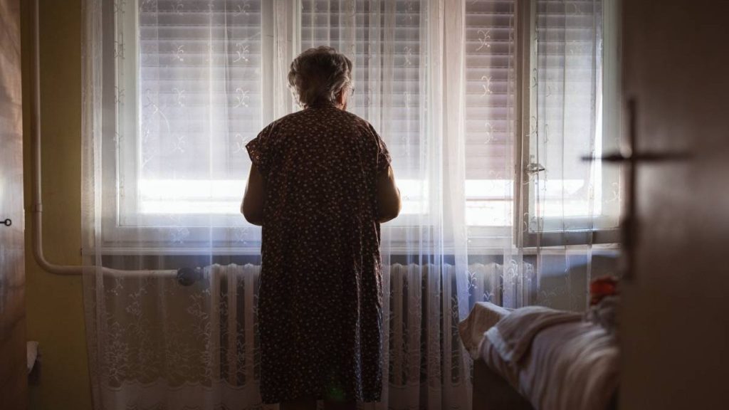 Cum i-a dat o pensionară toate economiile ei, 35.000 de euro, unui tânăr de 19 ani care a sunat la ușa casei