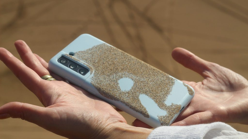 Ai cheltuit peste 5.000 de lei pe iPhone 17, iar husă de 20 de lei?
