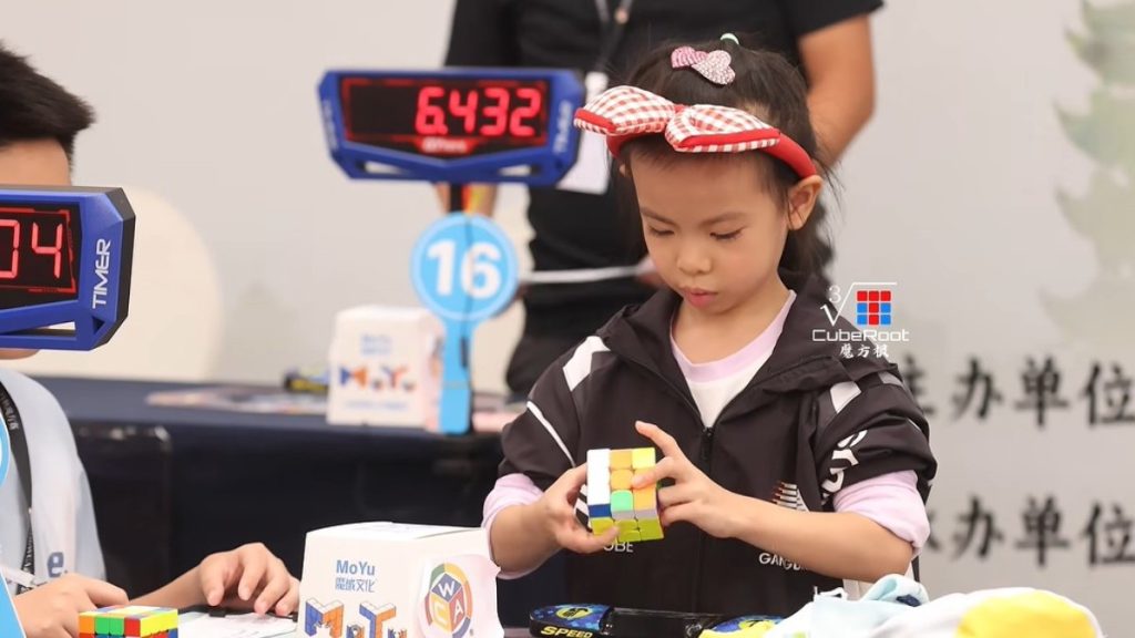O fetiță din China a doborât de două ori recordul mondial la Cubul Rubik. Are doar șase ani și se antrenează de 3 ore pe zi