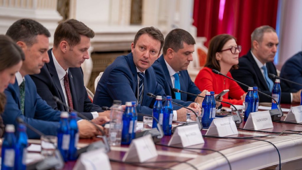 Guvernul Mureșan: 10 miniștri audiați marți, după patru avize negative