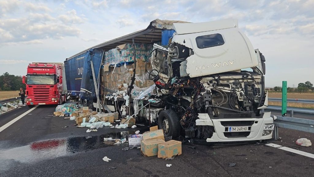 Circulație blocată pe DEx12 spre Pitești: Zeci de baxuri cu scutece s-au împrăștiat pe șosea în urma unui accident între două TIR-uri