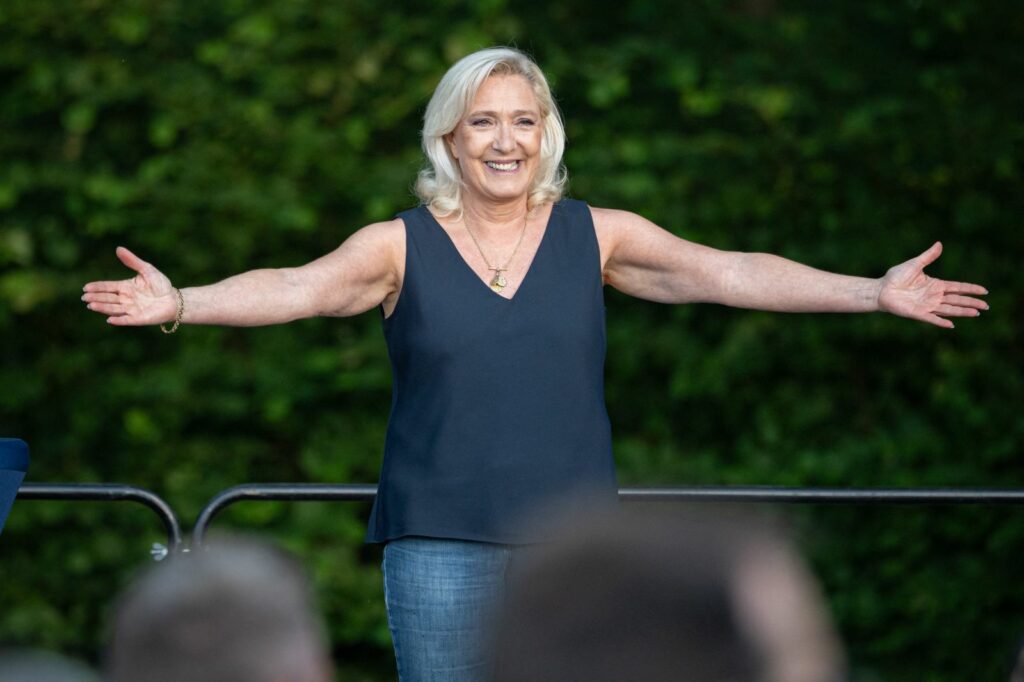 Marine Le Pen conduce cursa pentru Élysée, iar Macron mizează pe un nou „nu”