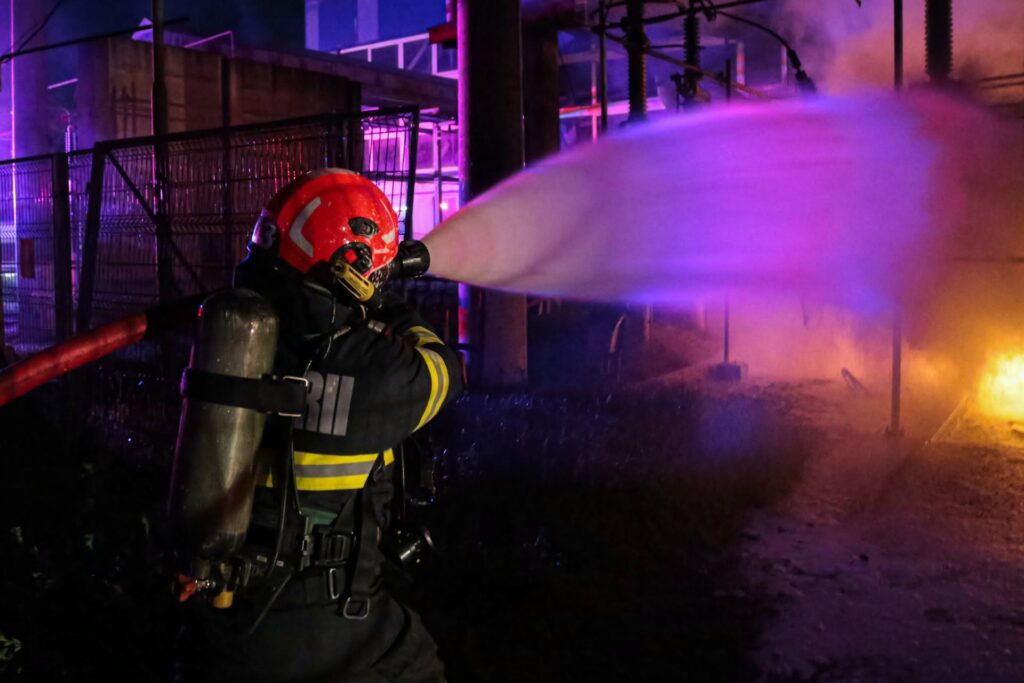 Două anexe și o casă au luat foc noaptea trecută în Mureșenii Bârgăului. Locuința era din lemn. De vină a fost un scurtcircuit