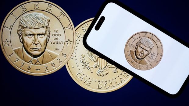 Moneda Trump de un dolar se vinde ca pâinea caldă, atrage colecționari
