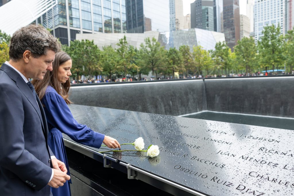 Președintele Nicușor Dan și Mirabela Grădinaru, omagiu la Memorialul 9/11 din New York: „Nu îi vom uita niciodată”