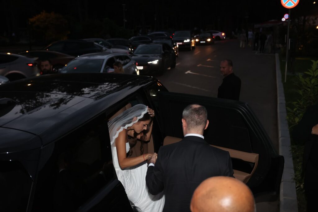 Nuntă mare în lumea politică. Ministrul Alexandru Nazare s-a căsătorit. Nicușor Dan și partenera sa de viață, prezenți la petrecere. Florin Manole și Radu Miruță, printre cei care participă la eveniment