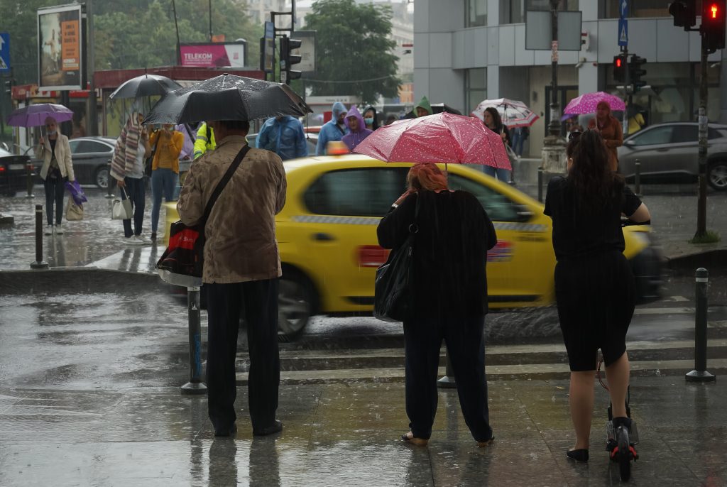 De luni, vremea se schimbă. Temperaturile scad brusc, cu până la 10 grade, iar ploile cuprind majoritatea regiunilor