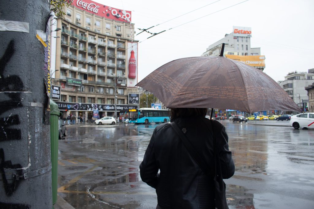 Toamna se resimte și în termometre. Vremea se schimbă radical, cu vânt puternic, ploi și lapoviță, începând de luni | HARTĂ
