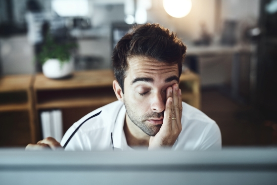 45% din angajații români se află în burnout: alarmă în forța de muncă