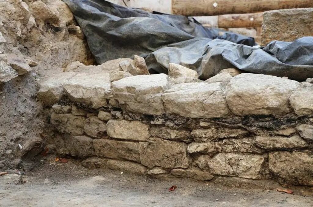 Paris descoperă zid galic peste 2.000 de ani pe Île de la Cité