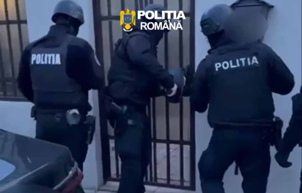 18 percheziții în trei județe într-un dosar de deținere ilegală de arme și muniții letale