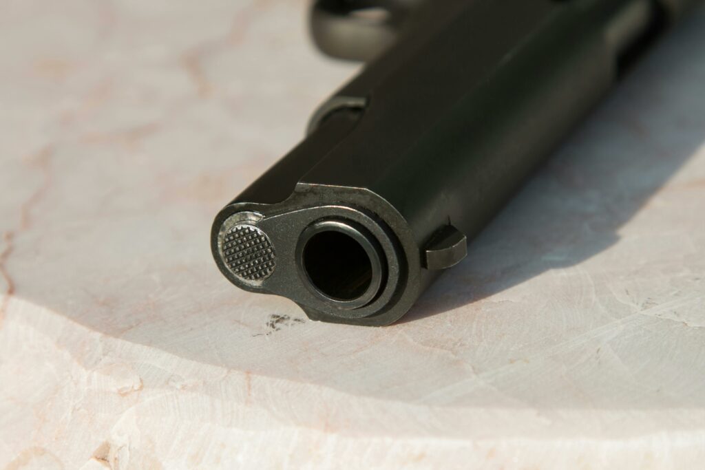 Bărbat beat, cu pistolul la brâu, într-un complex rezidențial din Voluntari