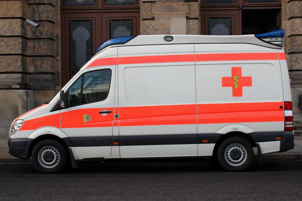 Bolovan prăbușit peste cortegiu funerar: femeia conducea mama moare