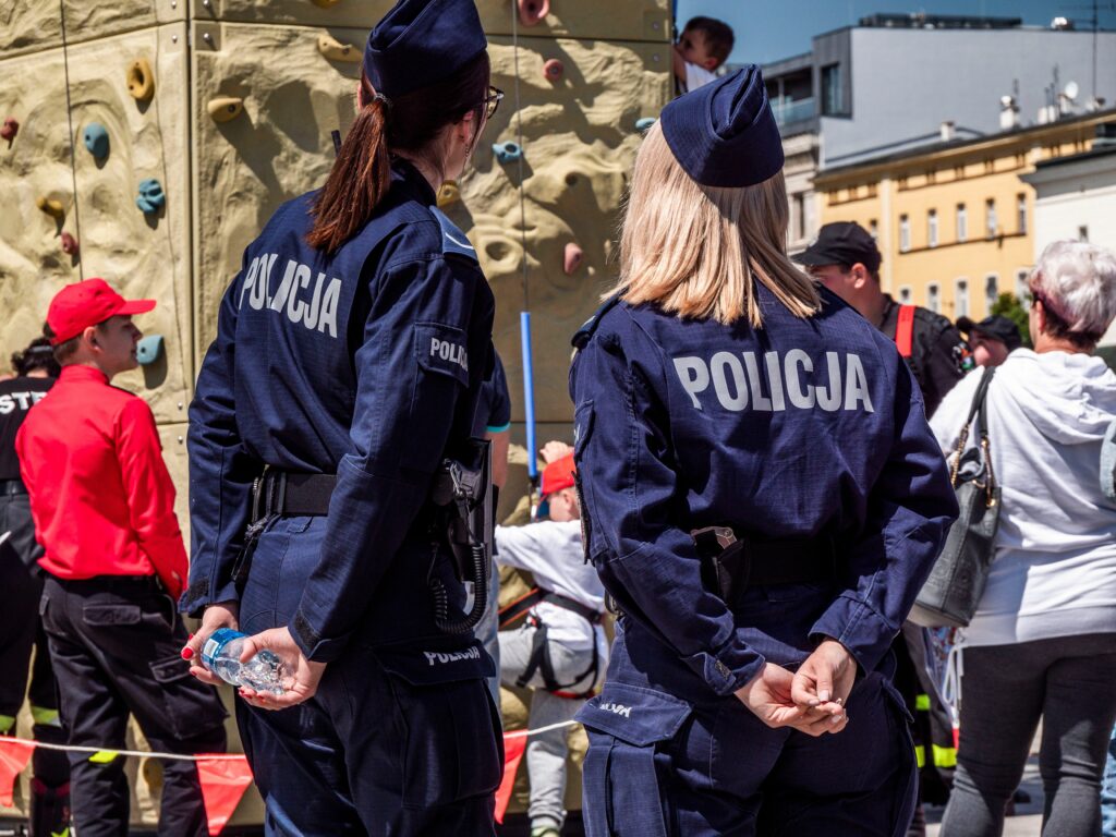 O șoferiță de 78 de ani a reușit să avarieze aproape toate mașinile dintr-o parcare cu o singură manevră