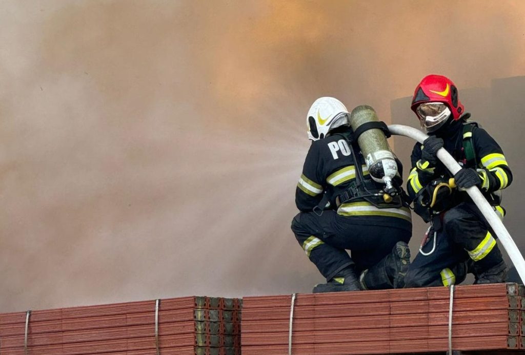 Patru betoniere și două camioane, incendiate în curtea unei firme din Giurgiu / Focul ar fi fost pus intenționat