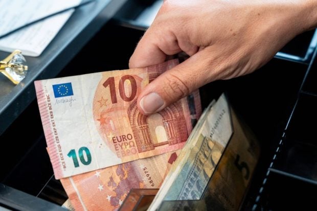 Angajat fura 400.000 de euro din casa de marcat 3 ani, neobservat