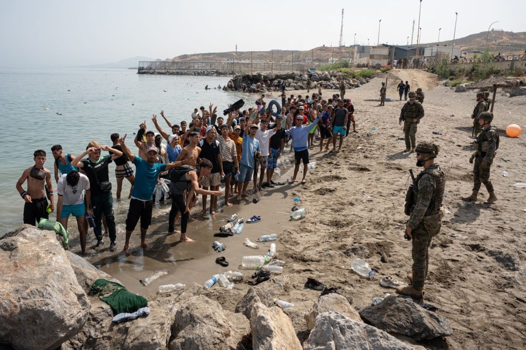 Comisarul european pentru migrație: Imaginile cu migranții din Ceuta „alimentează extrema dreaptă”, deși numărul sosirilor ilegale în UE este în scădere 