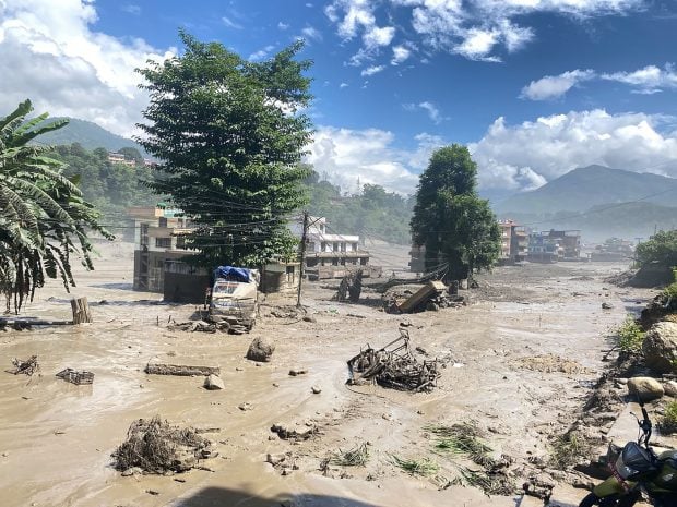Un tată sărac din Nepal a împrumutat 13 dolari și a plecat pe jos în zonele devastate de ape să-și caute fiul