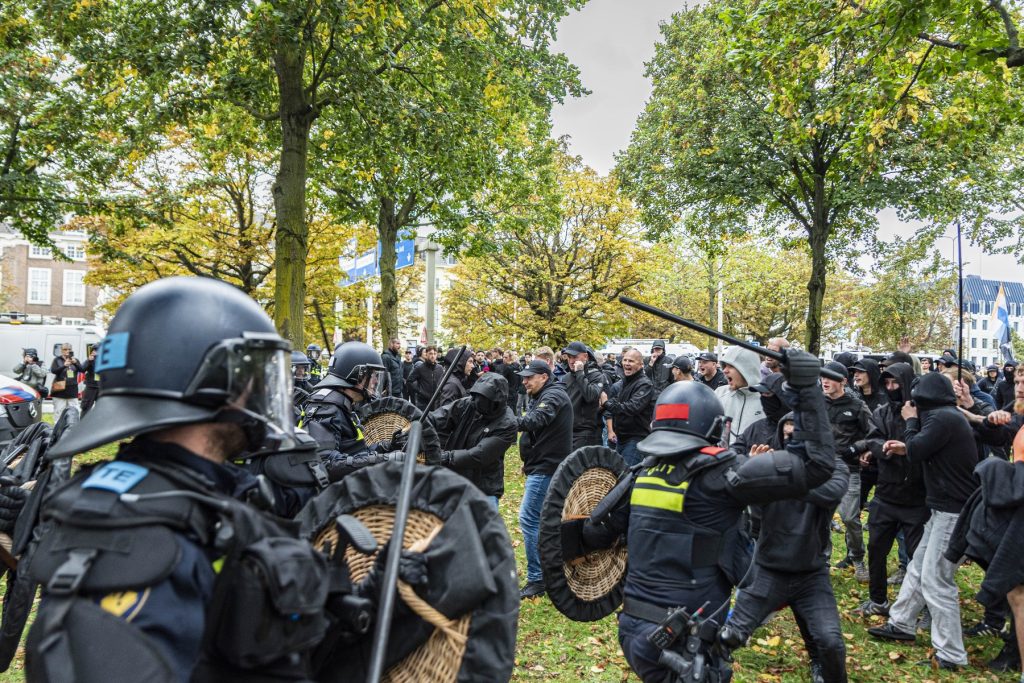 Violențe la un protest al extremei drepte la Haga. Guvernul descrie „scene dezgustătoare”, cu salutul nazist și scandări antisemite