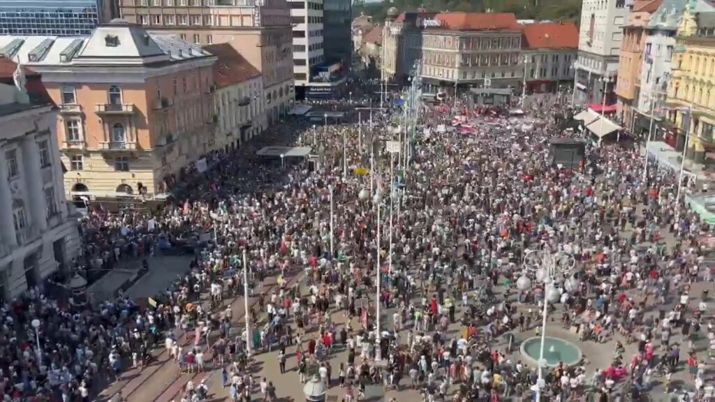 Protest masiv în Croația: 37.000 de tone deșeuri amenință Adriatică