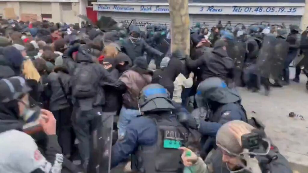 Protestele elevilor din Franța devin tot mai violente. Poliția a folosit gaze lacrimogene
