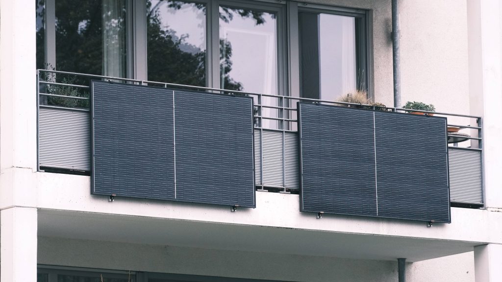 Panouri fotovoltaice pe bloc sau balcon: