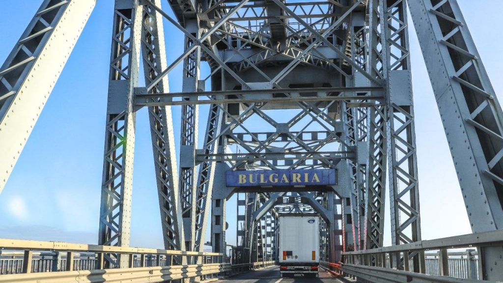 România elimină taxa pentru autoturisme la traversarea Podului Ruse-Giurgiu. În Bulgaria taxa rămâne la 2 euro