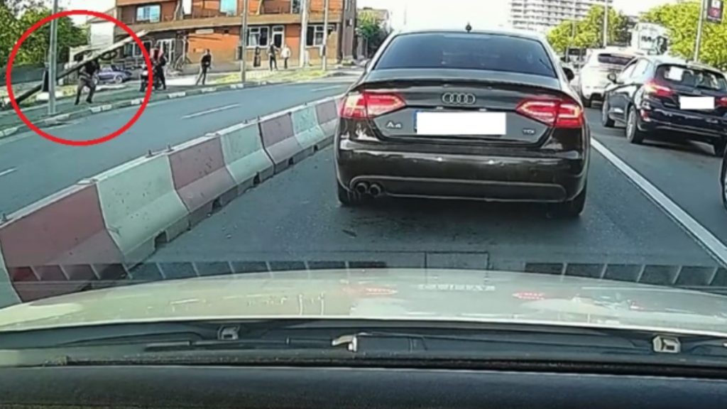 Bărbat lovit în cap de stâlp prăbușit pe trotuar în Năvodari