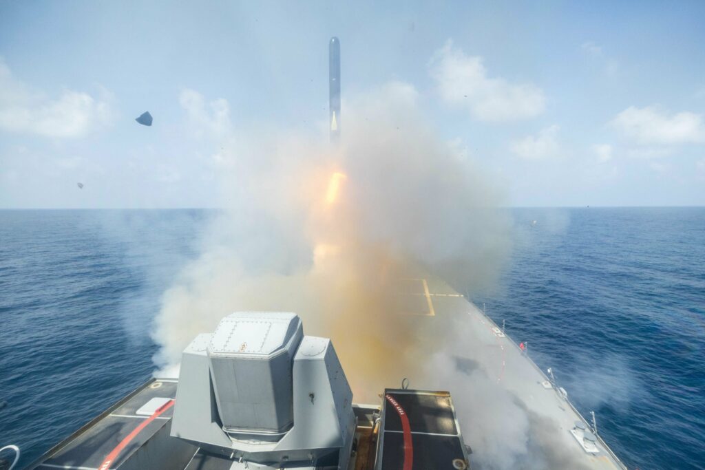Armata americană a distrus două ambarcațiuni iraniene mici care încercau să fure o dronă