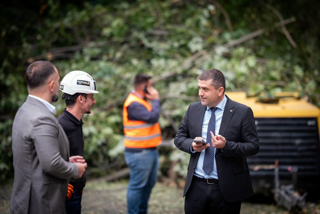 Radu Miruță, după ce a stat peste o oră în trafic pe Valea Oltului: „Patru oameni lucrau. Mai mulți stăteau într-o parcare și priveau Oltul curgând”