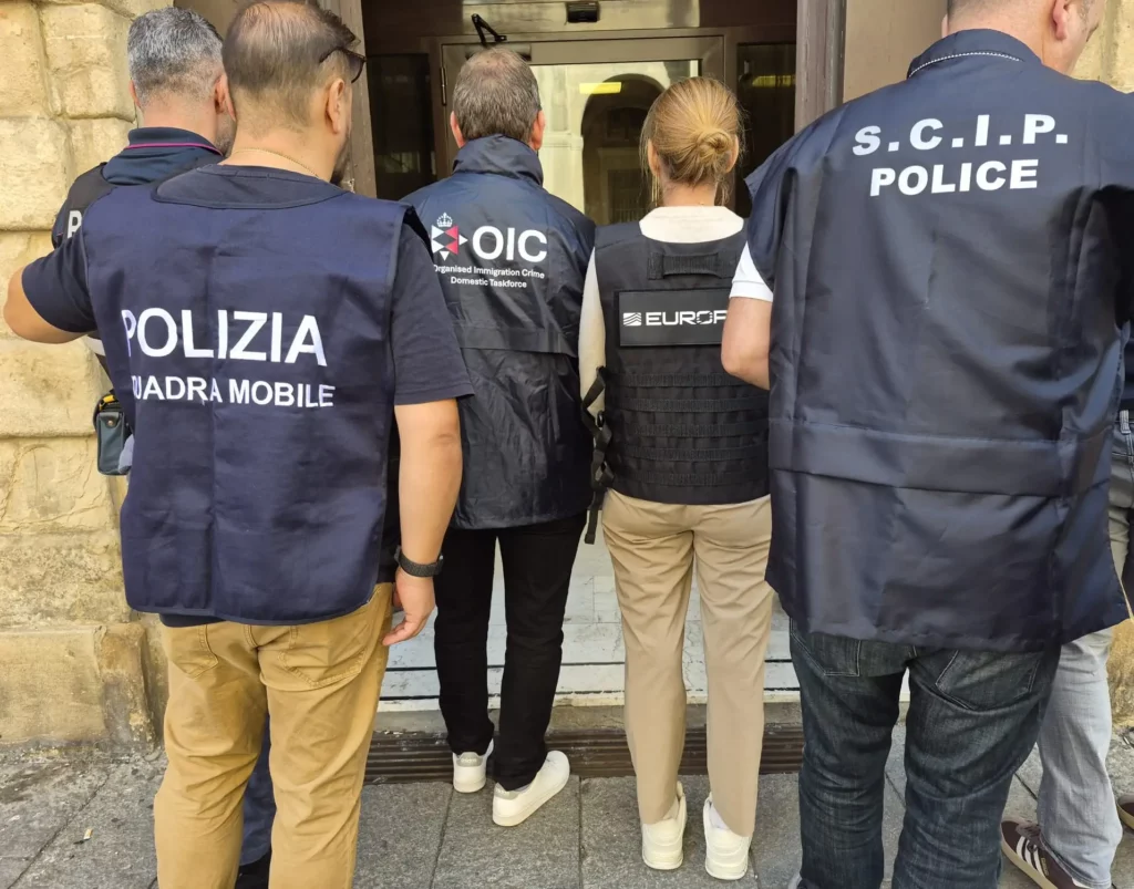 Șase persoane arestate într-o operațiune europeană împotriva unei rețele de trafic de migranți