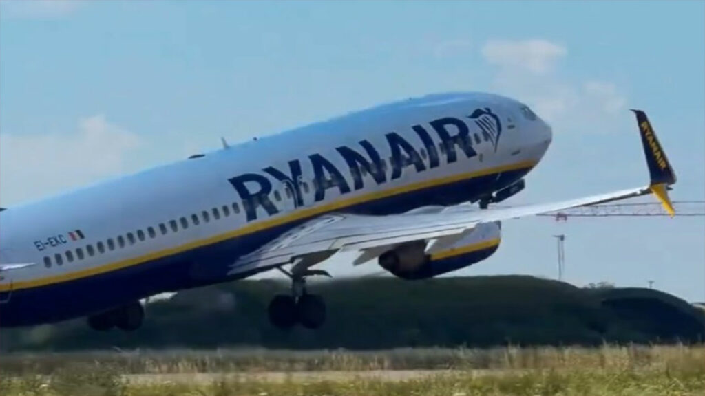 Ryanair va contesta acuzația pasagerului care a fost tras pe fereastră