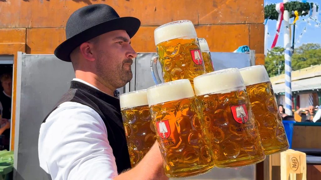 Oktoberfest 2026: Halba de bere 15,61 euro, depășește inflația Germaniei