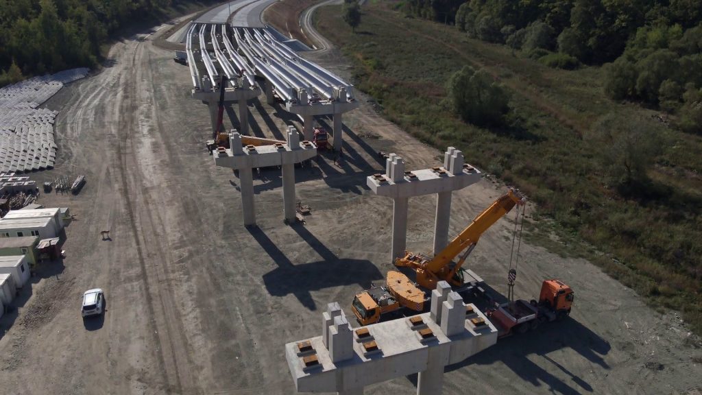 Grinzile de 1 km și 12 m înălțime se montează pe pasajul A1 Margina-Holdea