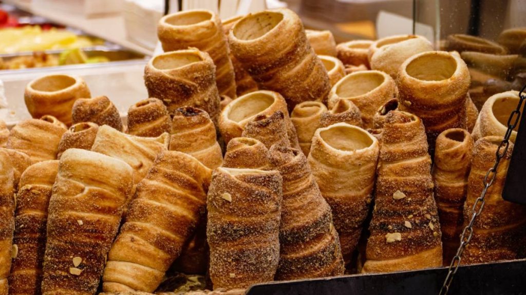 Un kürtőskalács uriaș, de 25 de metri, spectacolul gastronomic de la Festivalului Deliciilor Dulci de la Sfântu Gheorghe. Anul trecut a avut 21 de metri
